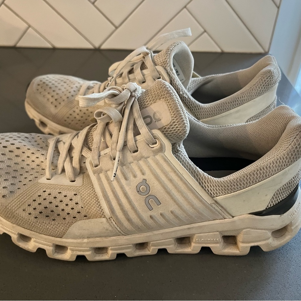 On Clouds women’s sneakers. Size 8, Fair condition!
